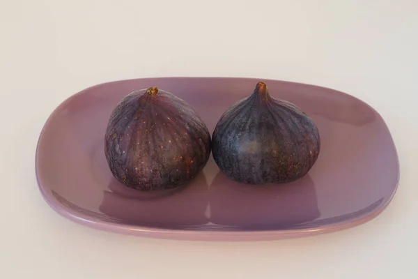 Les figues sont violettes sur un plateau ovale. — Photo