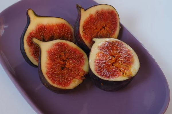 Figues violettes coupées sur un beau plat. — Photo