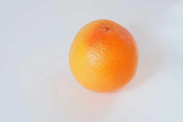 Citrusfrukter. Gråfrukten är röd. Hela frukten. — Stockfoto