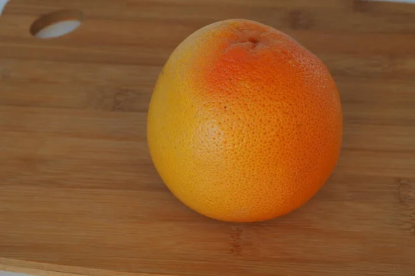 Zitrusfrüchte. Orange auf einem hölzernen Hintergrund. Hochwertiges Foto — Stockfoto