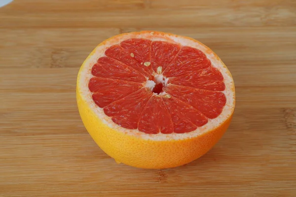 Früchte sind Zitrusfrüchte. Rote Grapefruit halbiert. — Stockfoto