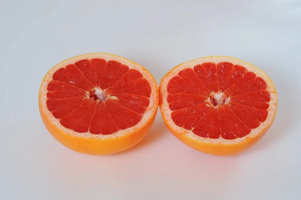 Früchte sind Zitrusfrüchte. Rote Grapefruit halbiert. — Stockfoto