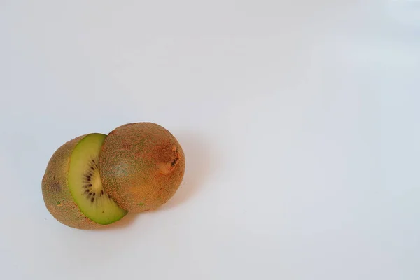 Det är Kiwi. Exotisk frukt. Halverad. — Stockfoto