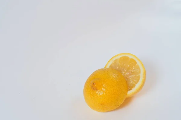 레몬. 반으로 자른다. 가까이서 찍은 흰색 배경 사진. — 스톡 사진