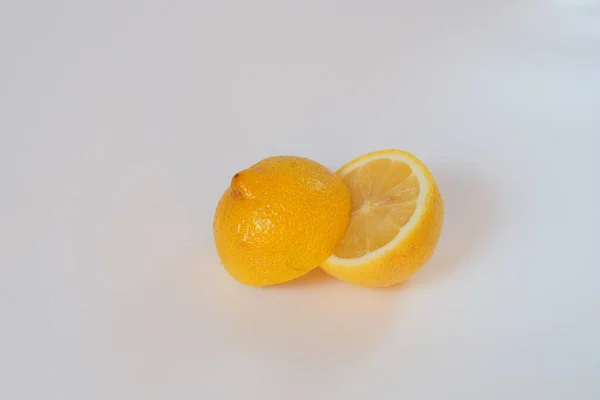 레몬. 반으로 자른다. 근접 촬영, 흰색 배경 사진. 고품질 사진 — 스톡 사진