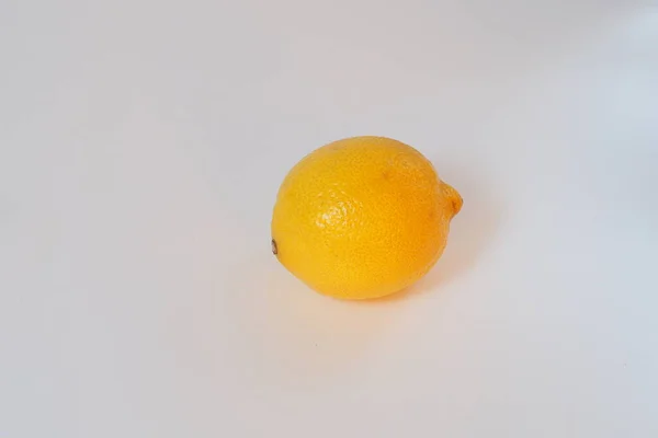 Lemon. Citrusová žluť, celá. Zblízka na bílém pozadí. — Stock fotografie