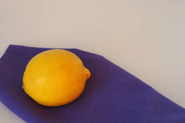 Zitrone. Zitrusgelb, ganz. Großaufnahme auf weißem Hintergrund. Hochwertiges Foto — Stockfoto