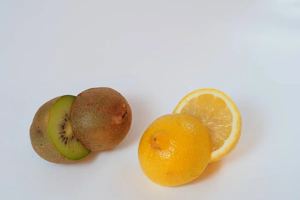 키위 열매와 레몬을 반으로 자른다. — 스톡 사진