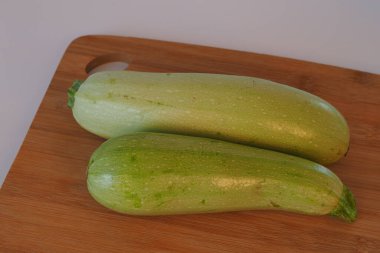 Sebzeler. Kabaklar tahtanın üzerinde yeşildir..