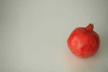 El bombaları. Olgun, kırmızı meyve, bütün. 