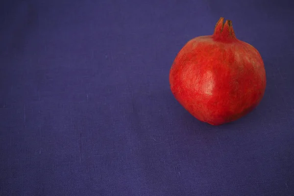 Romã madura. Fruta redonda de cor gracial. — Fotografia de Stock