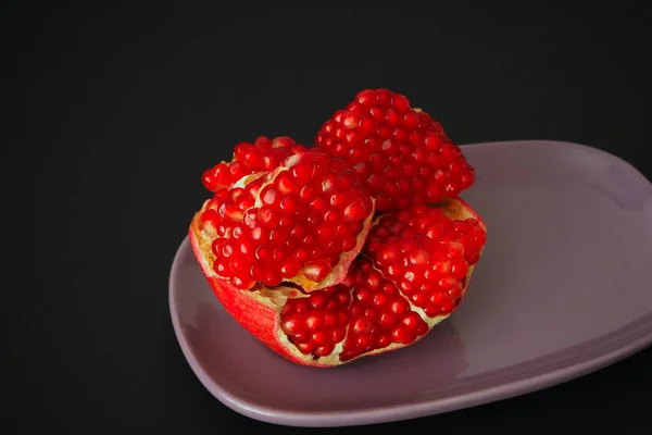 Le fruit d'une grenade mûre. Fruits rouges aux grains juteux. — Photo