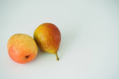 Meyve. Beyaz arka planda iki armut yakın plan..