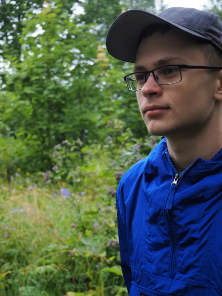 A young man in the woods. A look forward. — Stock Photo, Image