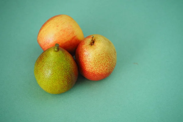 아름다운 과일입니다. 사과와 배를 클로즈업. — 스톡 사진