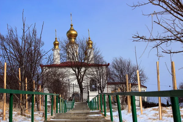 Дорога к храму. Православная церковь с золотыми куполами. — стоковое фото