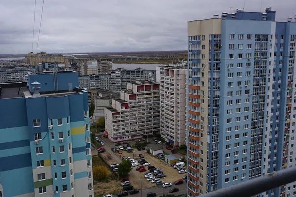 Höga lägenhetsbyggnader i metropolen. Staden vid floden. — Stockfoto