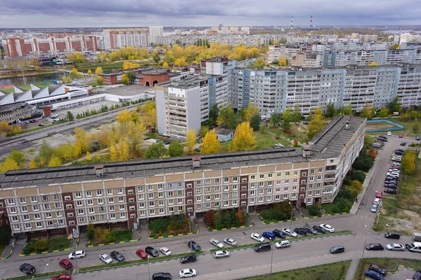 대도시에 높은 아파트 건물이 있습니다. 강 옆의 도시. — 스톡 사진