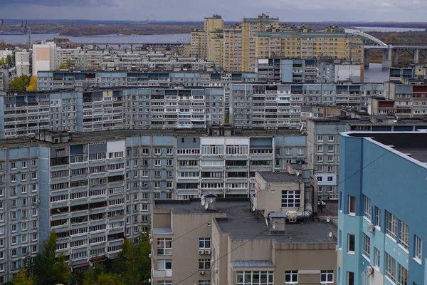 Edificios de apartamentos altos en la metrópoli. Ciudad junto al río. —  Fotos de Stock