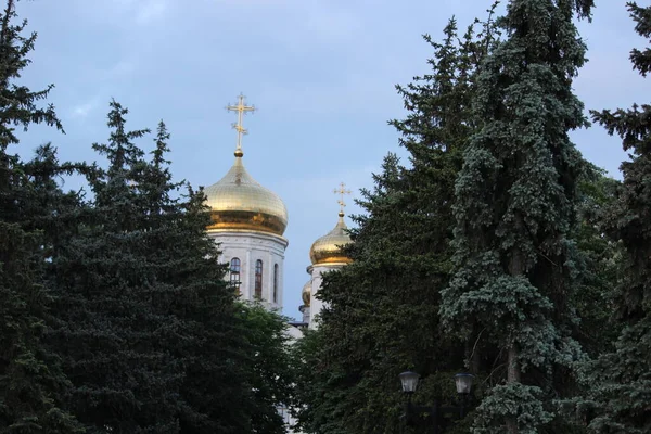 Христианство Золотые купола на православной церкви. — стоковое фото