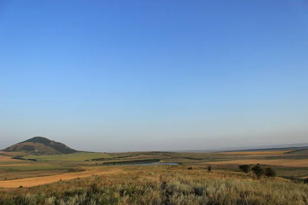 Een natuurlijk landschap met bergen op de achtergrond. — Stockfoto