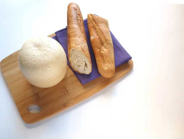 Testa rotonda di formaggio con pane su una tavola di legno. — Foto Stock