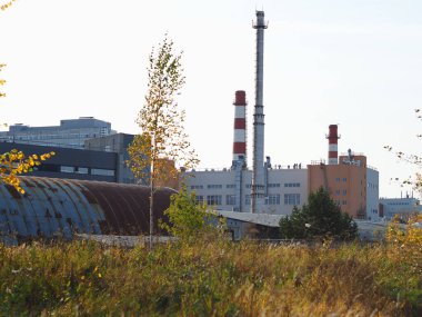 Bina ve depolama tesisleri olan tesisin bölgesi..