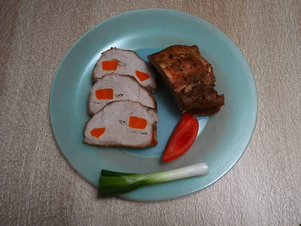 Mięso krojenie z warzywami na pięknym naczyniu. — Zdjęcie stockowe