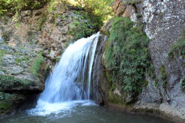 Güzel dağ manzarası. Dağ Şelalesi.