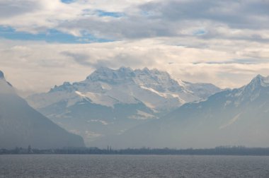 Cenevre Gölü görünümünü kara sevdanın.