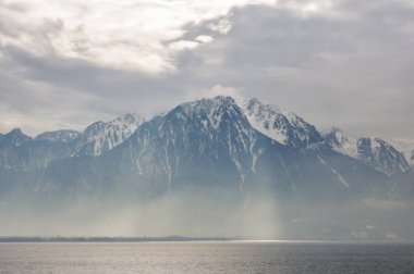 Cenevre Gölü görünümünü kara sevdanın.