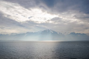 Cenevre Gölü görünümünü kara sevdanın.