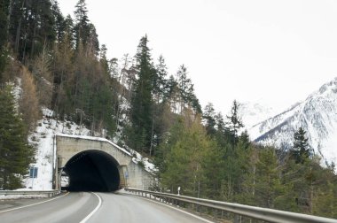 Yollar ve şehir otomobili üzerinden görüntülemek.