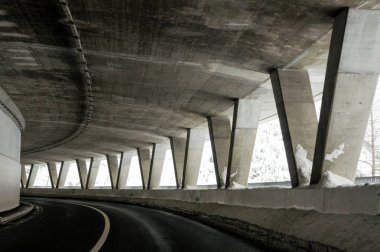 Dağ tünelleri arabayla sürüş.