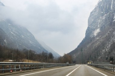 Yollar ve şehir otomobili üzerinden görüntülemek.
