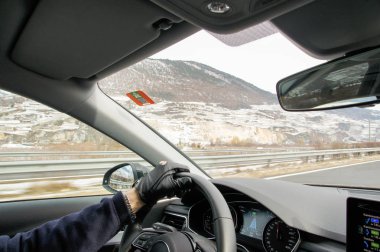 Antremon, İsviçre - 3 Mart, 2018. Yollar ve şehir otomobili üzerinden görüntüleyin. Direksiyon başında sürüş.