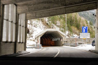 Antremon, İsviçre - 3 Mart, 2018. Yollar ve şehir otomobili üzerinden görüntüleyin. Tünel tünele geçiş.