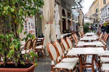 San Remo, Italya-24 Şubat, 2018. Sokakta sandalyeler olan bir dizi masa. Avrupa 'nın güneyindeki şehirler mimarisi ve türleri.