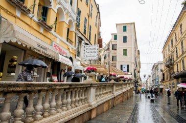 San Remo, İtalya - 24 Şubat, 2018. Şehirde yağmur. Mimari ve tip-in Güney Avrupa ülkesindeki şehirler.