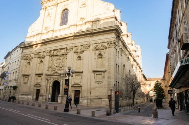 Avignon, Fransa-25 Şubat, 2018. Antik şehir mimarisi. Avrupa 'nın güneyindeki şehirler mimarisi ve türleri.