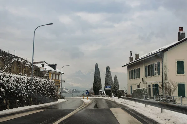 ヴーヴ フランス 2018 年3月1日 道の端で曲がりなさい 高速道路とヨーロッパの都市に沿って春の雪の風景 — ストック写真