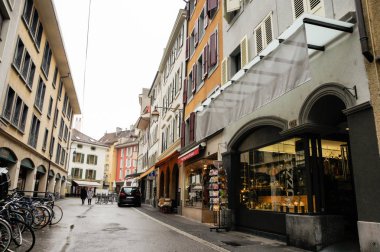 Veuve, Fransa - 1 Mart, 2018. Parlak vitrinler. Vevey şehir ve çevresi.