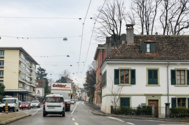 Veuve, Fransa - 1 Mart, 2018. Sokaklarda trafik. Vevey şehir ve çevresi.
