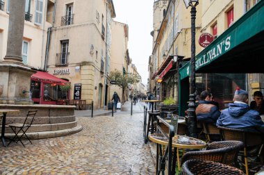 Provence, Fransa - 25 Şubat, 2018. Yol boyunca kafe. Mimari ve tip-in Güney Avrupa ülkesindeki şehirler.