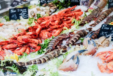 Provence, Fransa - 25 Şubat, 2018. Buz deniz ürünleri. Aix-en-Provence meydanda gıda pazarında.