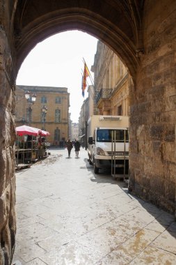 Provence, Fransa - 25 Şubat, 2018. Kemer altında Meydanı'na geçiş. Mimari ve tip-in Güney Avrupa ülkesindeki şehirler.