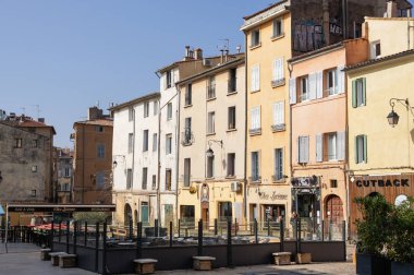 Provence, Fransa - 25 Şubat, 2018. Güneşli cepheler evlerin. Mimari ve tip-in Güney Avrupa ülkesindeki şehirler.