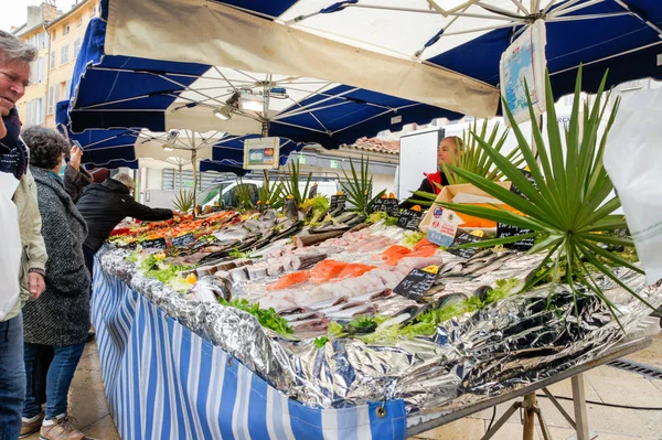 Provenza Francia Febrero 2018 Compradores Los Mostradores Con Pescado Mercado —  Fotos de Stock