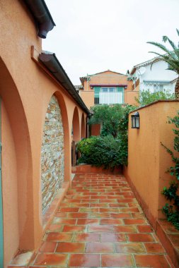 Saint Tropez, Fransa-24 Şubat, 2018. Yol boyunca çit. Mimari ve tip-in Güney Avrupa ülkesindeki şehirler.
