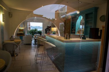 Saint Tropez, Fransa-24 Şubat, 2018. İç cam arkasında. İç seyahat için Avrupa şehirleri.